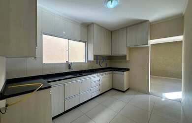 Imagem: A casa em condomínio possui 3 Dormitórios, 2 Banheiros e 166m²