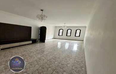 Imagem: A casa possui 4 Dormitórios, 2 Banheiros, 4 Vagas na garagem