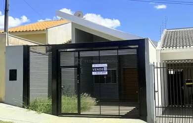 Imagem: A casa possui 3 Dormitórios, 2 Banheiros, 2 Vagas na garagem