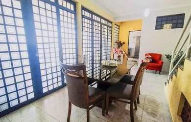 Imagem: A casa possui 4 Dormitórios, 3 Banheiros, 5 Vagas na garagem