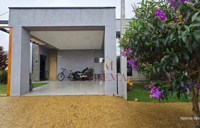 Imagem: A casa em condomínio possui 3 Dormitórios, 2 Banheiros, 2