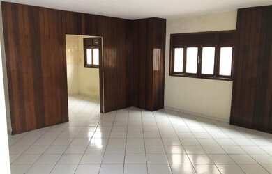 Imagem: A casa possui 3 Dormitórios, 2 Banheiros, 2 Vagas na garagem