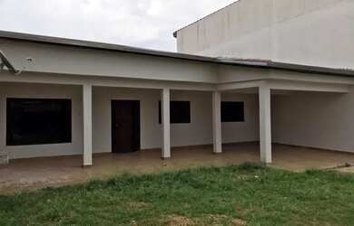 Imagem: A casa possui 3 Dormitórios, 2 Banheiros, 2 Vagas na garagem