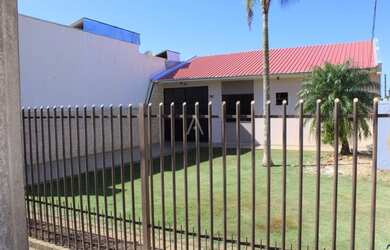 Imagem: A casa possui 3 Dormitórios, 2 Banheiros, 5 Vagas na garagem