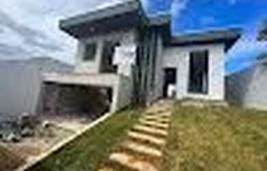 Imagem: A casa possui 3 Dormitórios, 3 Banheiros, 3 Vagas na garagem