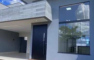 Imagem: A casa possui 3 Dormitórios, 2 Banheiros, 1 Vaga na garagem