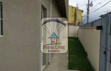 Imagem: A casa possui 2 Dormitórios, 2 Banheiros, 2 Vagas na garagem