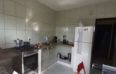 Imagem: A casa possui 3 Dormitórios, 2 Banheiros e está localizado