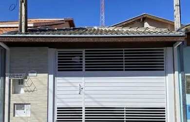 Imagem: A casa possui 2 Dormitórios, 1 Banheiro, 2 Vagas na garagem