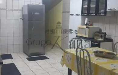 Imagem: A casa possui 3 Dormitórios, 3 Banheiros, 2 Vagas na garagem