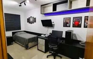 Imagem: A casa possui 3 Dormitórios, 1 Banheiro, 1 Vaga na garagem