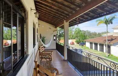 Imagem: A casa possui 5 Dormitórios, 4 Banheiros, 4 Vagas na garagem