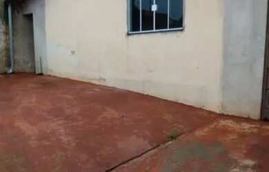 Imagem: A casa possui 3 Dormitórios, 2 Banheiros, 2 Vagas na garagem