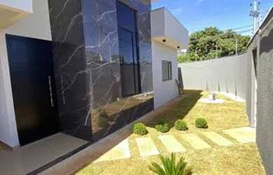 Imagem: A casa possui 3 Dormitórios, 2 Banheiros, 2 Vagas na garagem