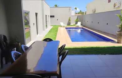 Imagem: A casa possui 5 Dormitórios, 4 Banheiros, 2 Vagas na garagem