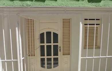 Imagem: A casa possui 2 Dormitórios, 1 Banheiro, 2 Vagas na garagem