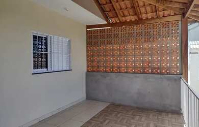 Imagem: A casa possui 1 Dormitório, 1 Banheiro, 1 Vaga na garagem