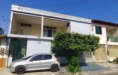 Imagem: A casa possui 3 Dormitórios e 2 Banheiros e está localizado