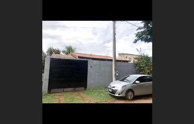 Imagem: A casa possui 2 Dormitórios, 1 Banheiro, 2 Vagas na garagem