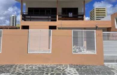 Imagem: A casa possui 3 Dormitórios, 2 Banheiros, 400m² de Área e