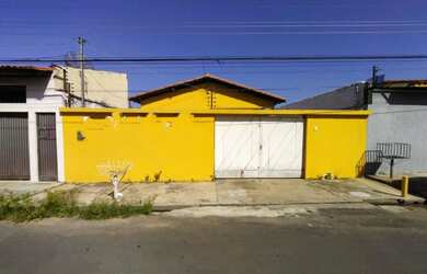 Imagem: A casa possui 3 Dormitórios, 3 Banheiros, 1 Vaga na garagem