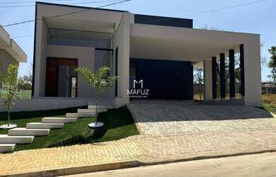 Imagem: A casa possui 3 Dormitórios, 3 Banheiros, 4 Vagas na garagem