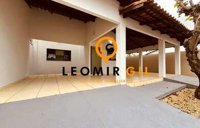 Imagem: A casa possui 5 Dormitórios, 3 Banheiros, 3 Vagas na garagem