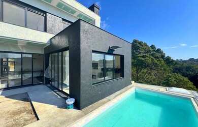 Imagem: A casa possui 4 Dormitórios, 1 Banheiro, 1 Vaga na garagem