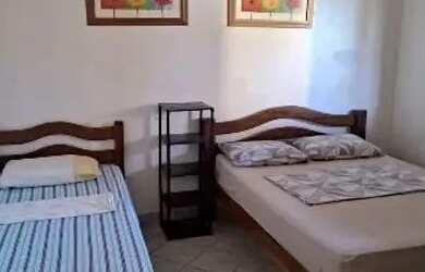 Imagem: A casa possui 3 Dormitórios, Acomodam 10 pessoas, 4 Vagas na