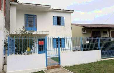 Imagem: A casa possui 4 Dormitórios, 2 Banheiros, 3 Vagas na garagem