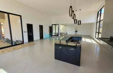 Imagem: A casa em condomínio possui 4 Dormitórios, 4 Banheiros, 5