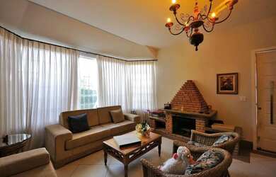 Imagem: A casa possui 5 Dormitórios, 5 Banheiros, 4 Vagas na garagem