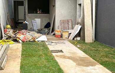 Imagem: A casa possui 2 Dormitórios, 2 Banheiros, 2 Vagas na garagem