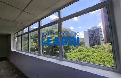 Imagem: O depósito possui 4 Vagas na garagem e 180m² de Área e está