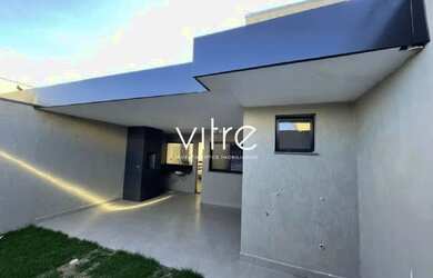 Imagem: A casa possui 3 Dormitórios, 2 Banheiros, 2 Vagas na garagem