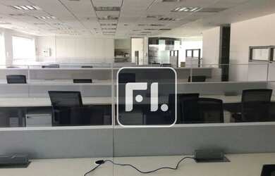 Imagem: O depósito para alugar possui 5 Vagas na garagem e 373m² de