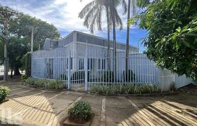 Imagem: A casa possui 3 Dormitórios, 3 Banheiros, 2 Vagas na garagem