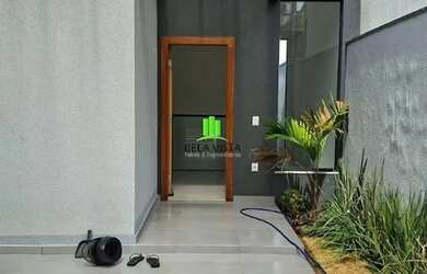 Imagem: A casa possui 3 Dormitórios, 2 Banheiros, 2 Vagas na garagem