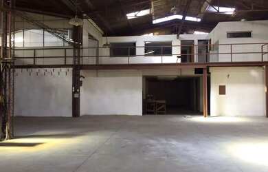 Imagem: O depósito possui 5 Vagas na garagem e 2000m² de Área e está