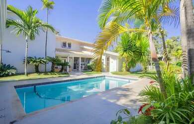 Imagem: A casa em condomínio possui 4 Dormitórios, 4 Banheiros, 5