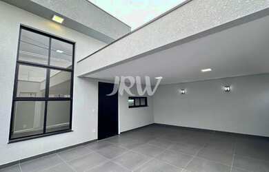 Imagem: A casa possui 3 Dormitórios, 2 Banheiros, 2 Vagas na garagem