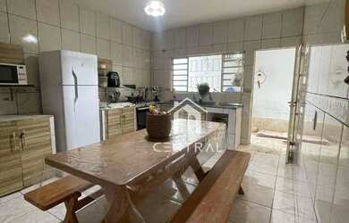 Imagem: A casa possui 2 Dormitórios, 2 Banheiros, 2 Vagas na garagem