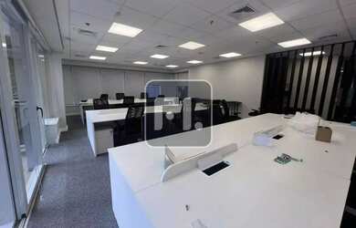 Imagem: O depósito possui 5 Vagas na garagem e 327m² de Área e está