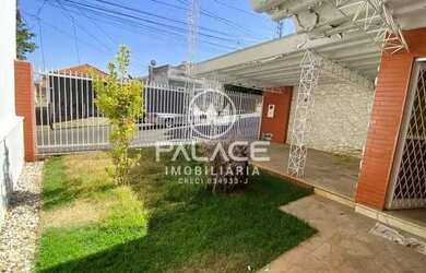 Imagem: A casa possui 2 Dormitórios, 1 Banheiro, 2 Vagas na garagem