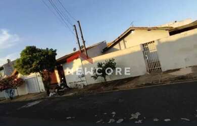 Imagem: A casa possui 2 Dormitórios, 2 Banheiros, 3 Vagas na garagem