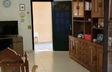 Imagem: A casa possui 5 Dormitórios, 2 Banheiros, 4 Vagas na garagem