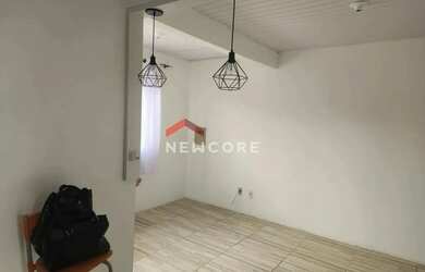 Imagem: A casa possui 2 Dormitórios, 1 Banheiro, 1 Vaga na garagem