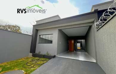 Imagem: A casa possui 2 Dormitórios, 3 Banheiros, 2 Vagas na garagem