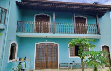 Imagem: A casa possui 5 Dormitórios, 4 Banheiros, 4 Vagas na garagem