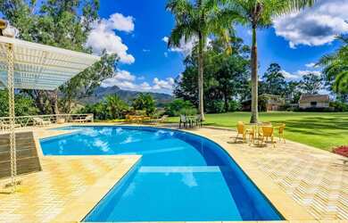 Imagem: A casa em condomínio possui 5 Dormitórios, 5 Banheiros, 369m²